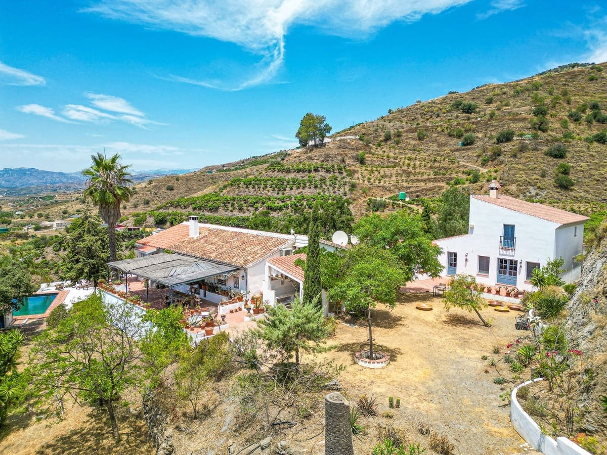 4 soveværelse Villa til salg i Velez-Malaga med swimmingpool garage - € 595.000 (Ref: 9956695)