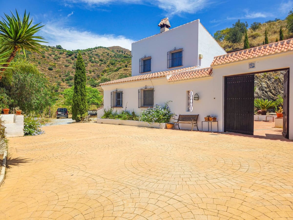 4 soveværelse Villa til salg i Velez-Malaga med swimmingpool garage - € 595.000 (Ref: 9956695)