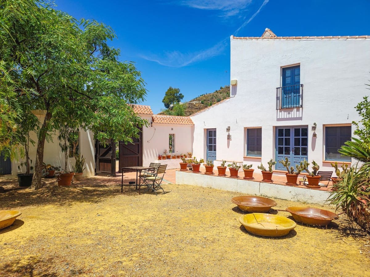 4 soveværelse Villa til salg i Velez-Malaga med swimmingpool garage - € 595.000 (Ref: 9956695)
