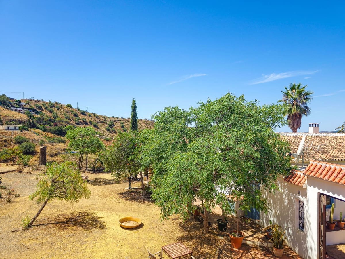 4 soveværelse Villa til salg i Velez-Malaga med swimmingpool garage - € 595.000 (Ref: 9956695)