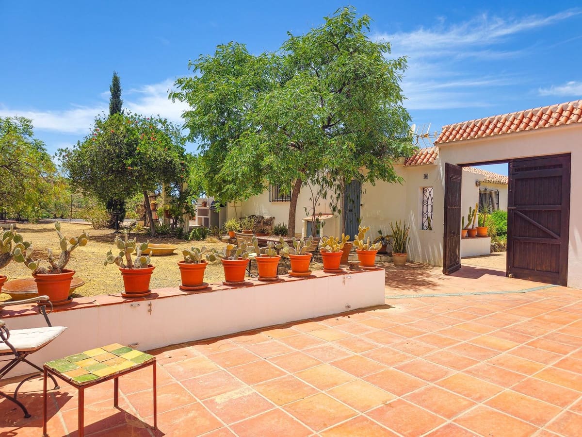 4 soveværelse Villa til salg i Velez-Malaga med swimmingpool garage - € 595.000 (Ref: 9956695)