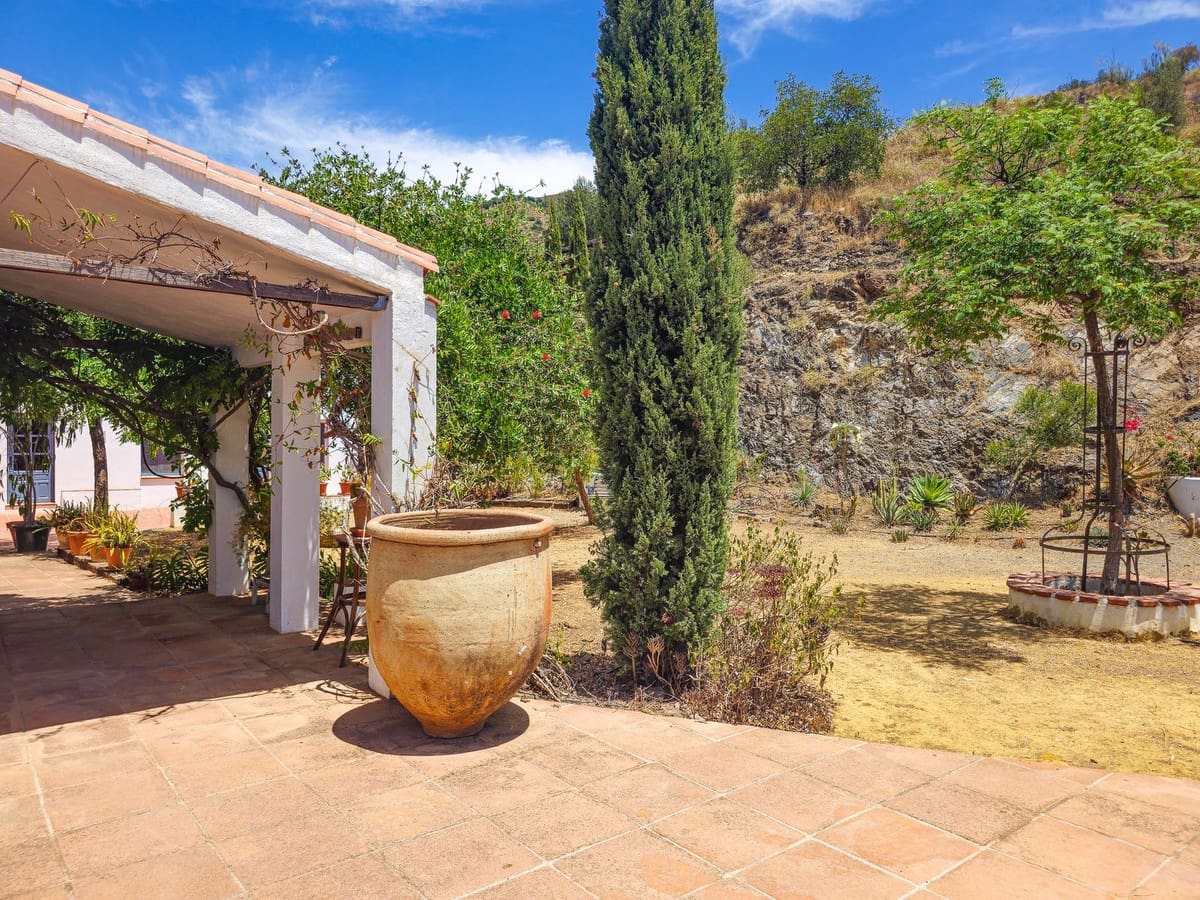 4 soveværelse Villa til salg i Velez-Malaga med swimmingpool garage - € 595.000 (Ref: 9956695)
