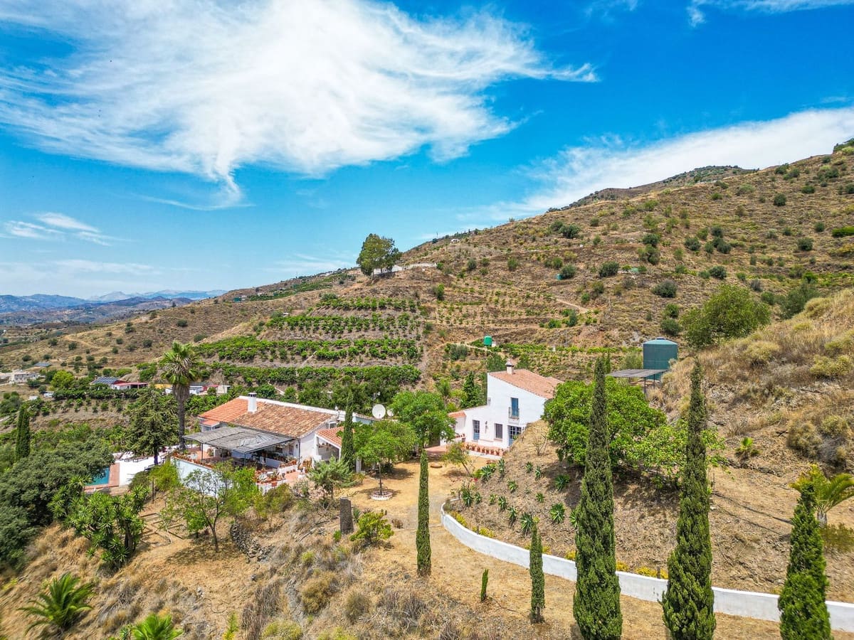 4 soveværelse Villa til salg i Velez-Malaga med swimmingpool garage - € 595.000 (Ref: 9956695)