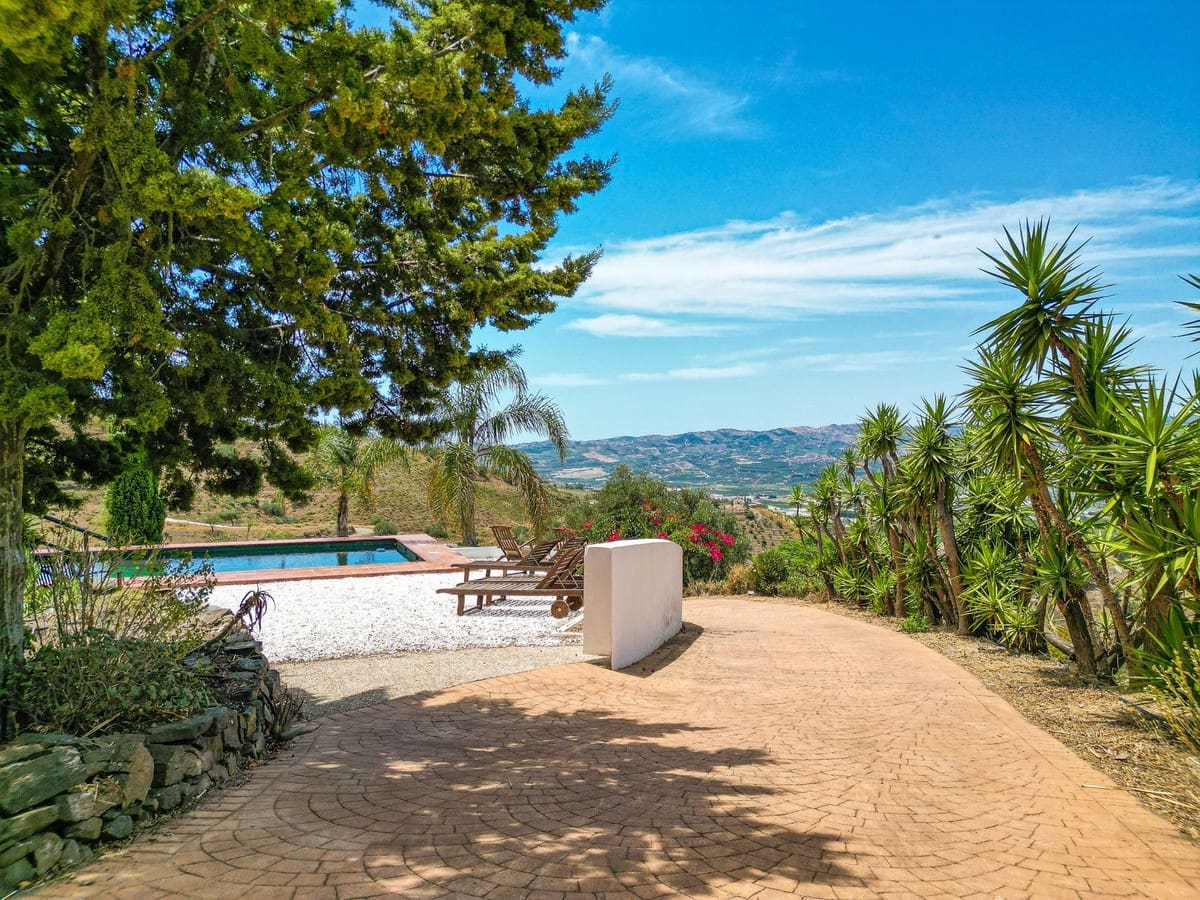 4 soveværelse Villa til salg i Velez-Malaga med swimmingpool garage - € 595.000 (Ref: 9956695)