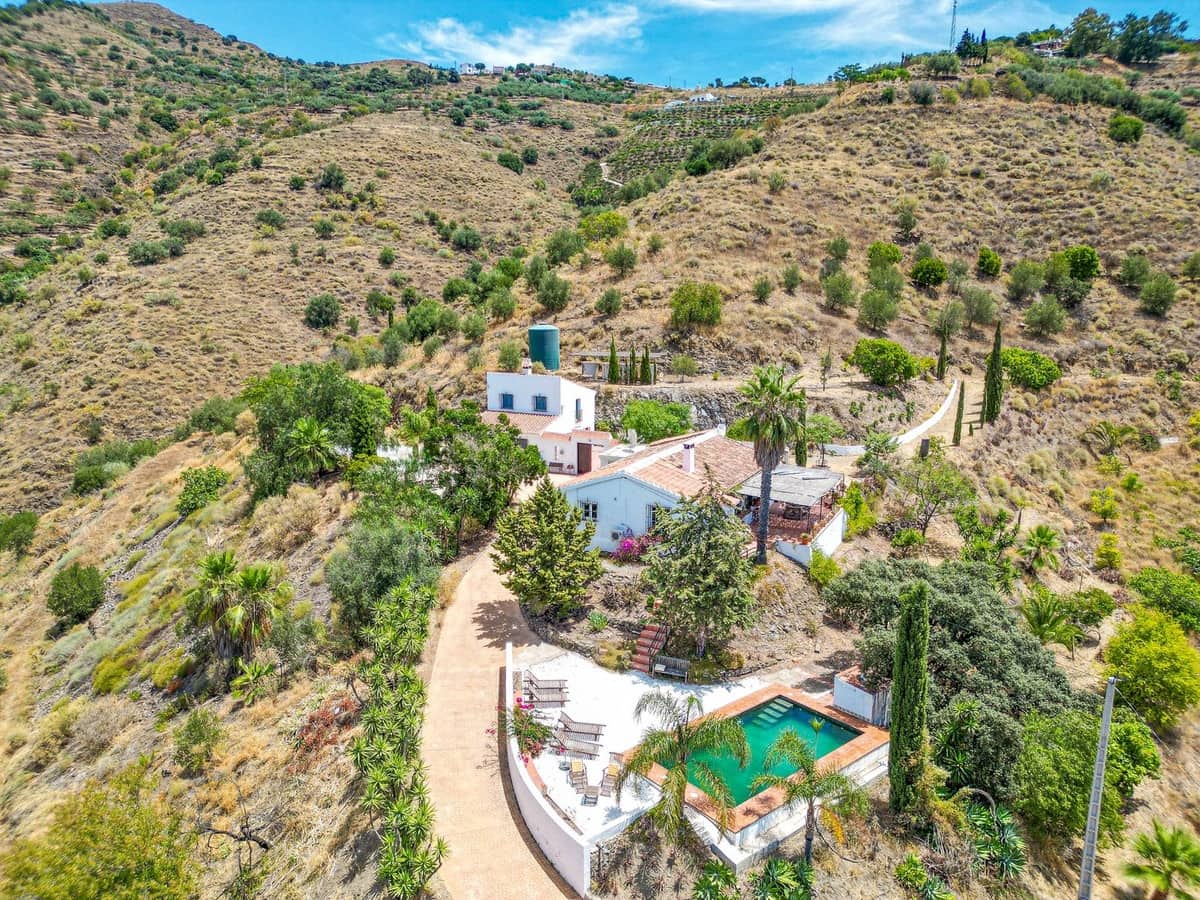 4 soveværelse Villa til salg i Velez-Malaga med swimmingpool garage - € 595.000 (Ref: 9956695)
