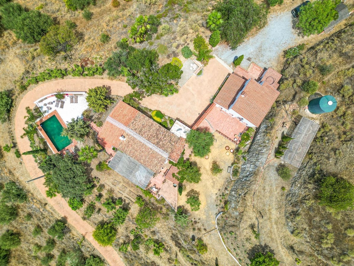 4 soveværelse Villa til salg i Velez-Malaga med swimmingpool garage - € 595.000 (Ref: 9956695)