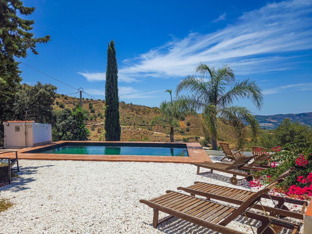 4 soveværelse Villa til salg i Velez-Malaga med swimmingpool garage - € 595.000 (Ref: 9956695)