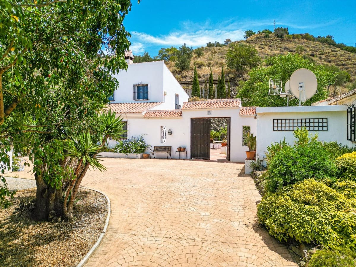 4 soveværelse Villa til salg i Velez-Malaga med swimmingpool garage - € 595.000 (Ref: 9956695)