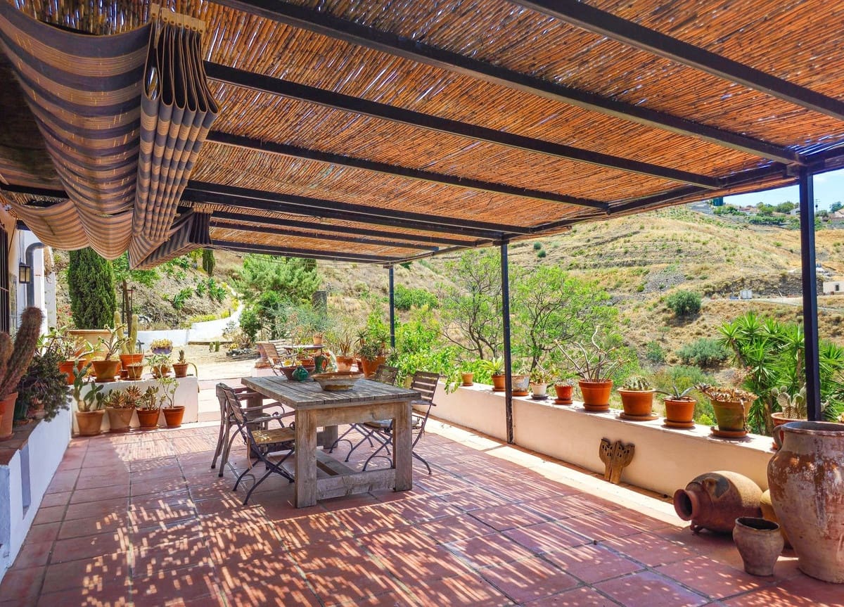 4 soveværelse Villa til salg i Velez-Malaga med swimmingpool garage - € 595.000 (Ref: 9956695)