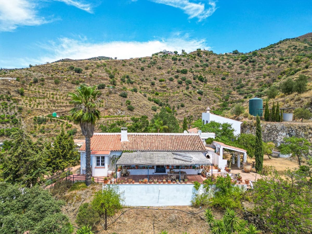 4 soveværelse Villa til salg i Velez-Malaga med swimmingpool garage - € 595.000 (Ref: 9956695)