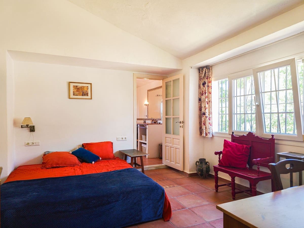 4 bedroom Villa for sale in Arenas with pool garage - € 595,000 (Ref: 9956695)