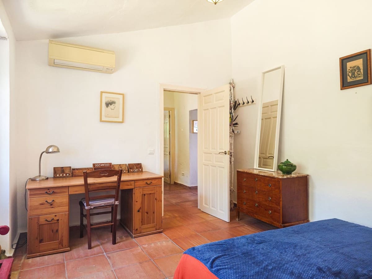 4 bedroom Villa for sale in Arenas with pool garage - € 595,000 (Ref: 9956695)