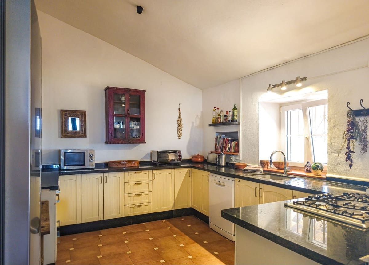 4 bedroom Villa for sale in Arenas with pool garage - € 595,000 (Ref: 9956695)