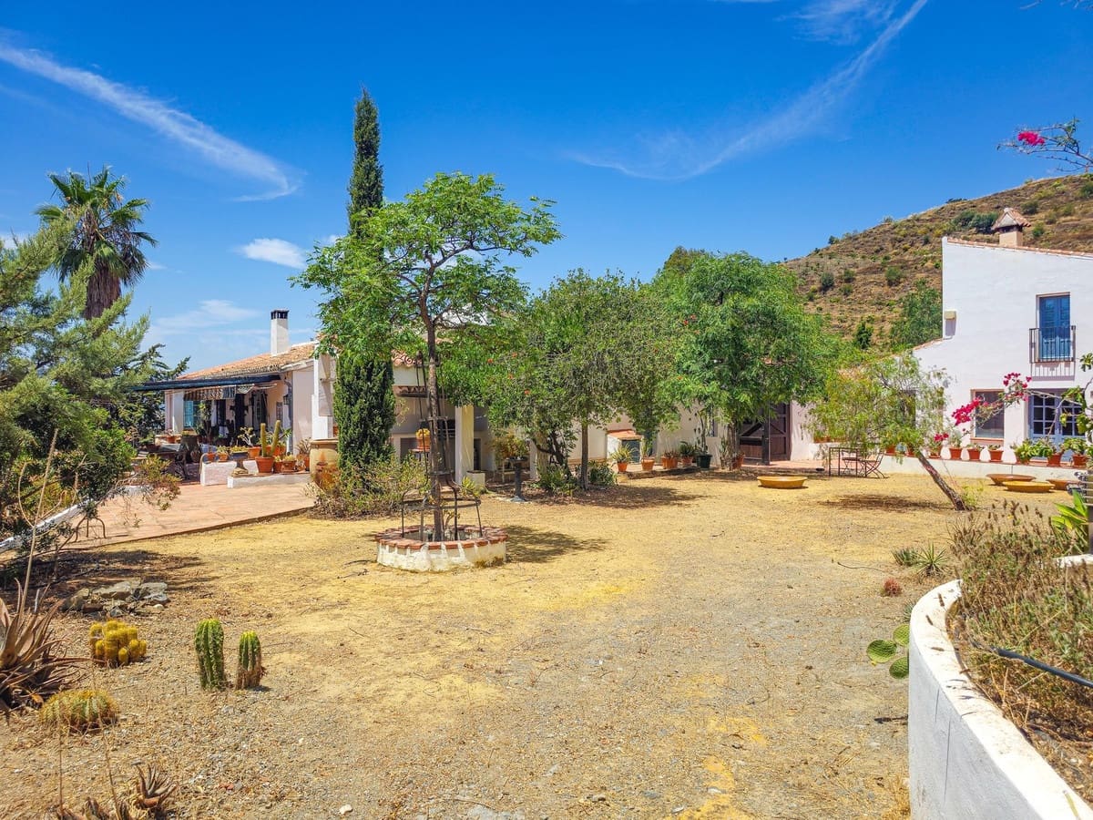 4 bedroom Villa for sale in Arenas with pool garage - € 595,000 (Ref: 9956695)
