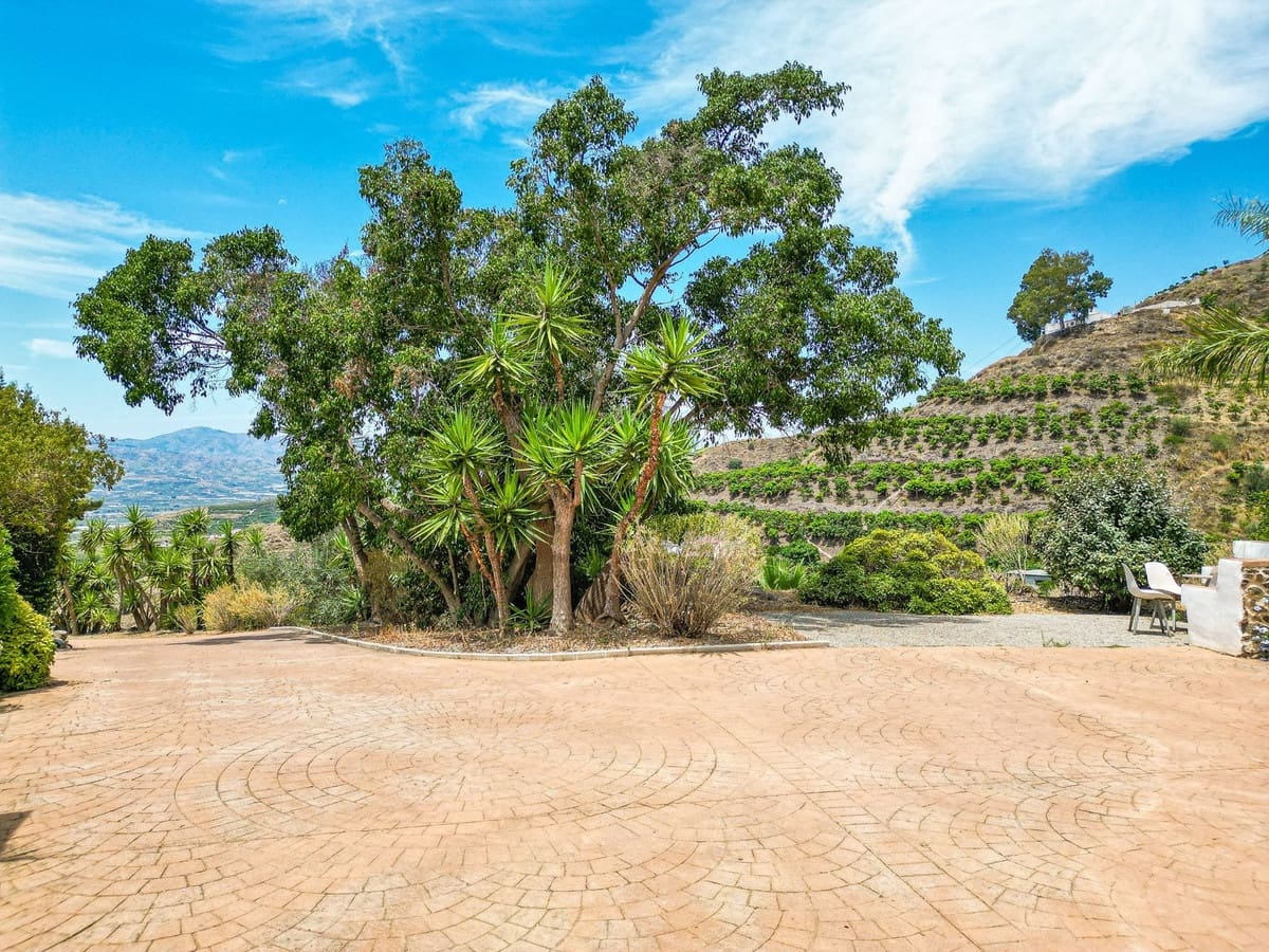 4 bedroom Villa for sale in Arenas with pool garage - € 595,000 (Ref: 9956695)