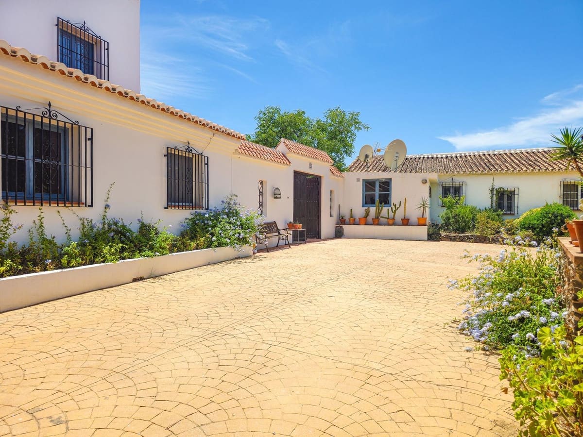 4 bedroom Villa for sale in Arenas with pool garage - € 595,000 (Ref: 9956695)