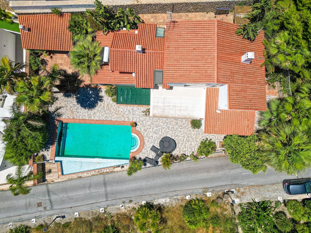 4 sypialnia Willa na sprzedaż w Salobrena z basenem garażem - 795 000 € (Ref: 9958417)
