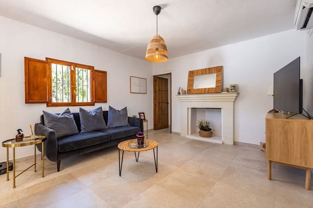 4 bedroom Villa for sale in Archidona with pool garage - € 390,000 (Ref: 9961866)