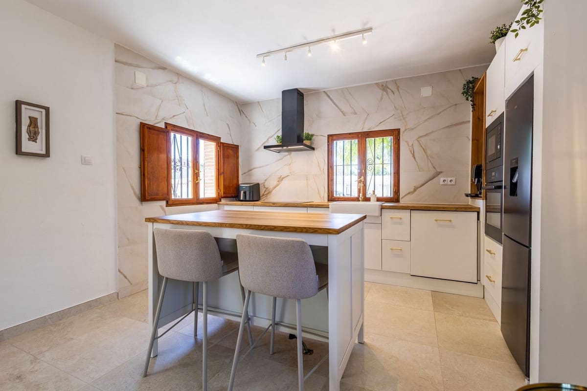 4 sypialnia Willa na sprzedaż w Archidona z basenem garażem - 390 000 € (Ref: 9961866)