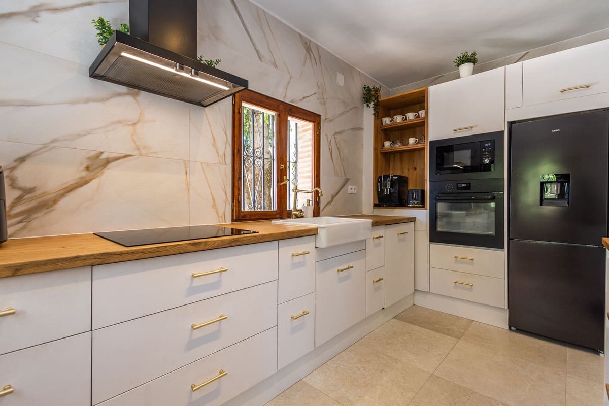 4 sypialnia Willa na sprzedaż w Archidona z basenem garażem - 390 000 € (Ref: 9961866)