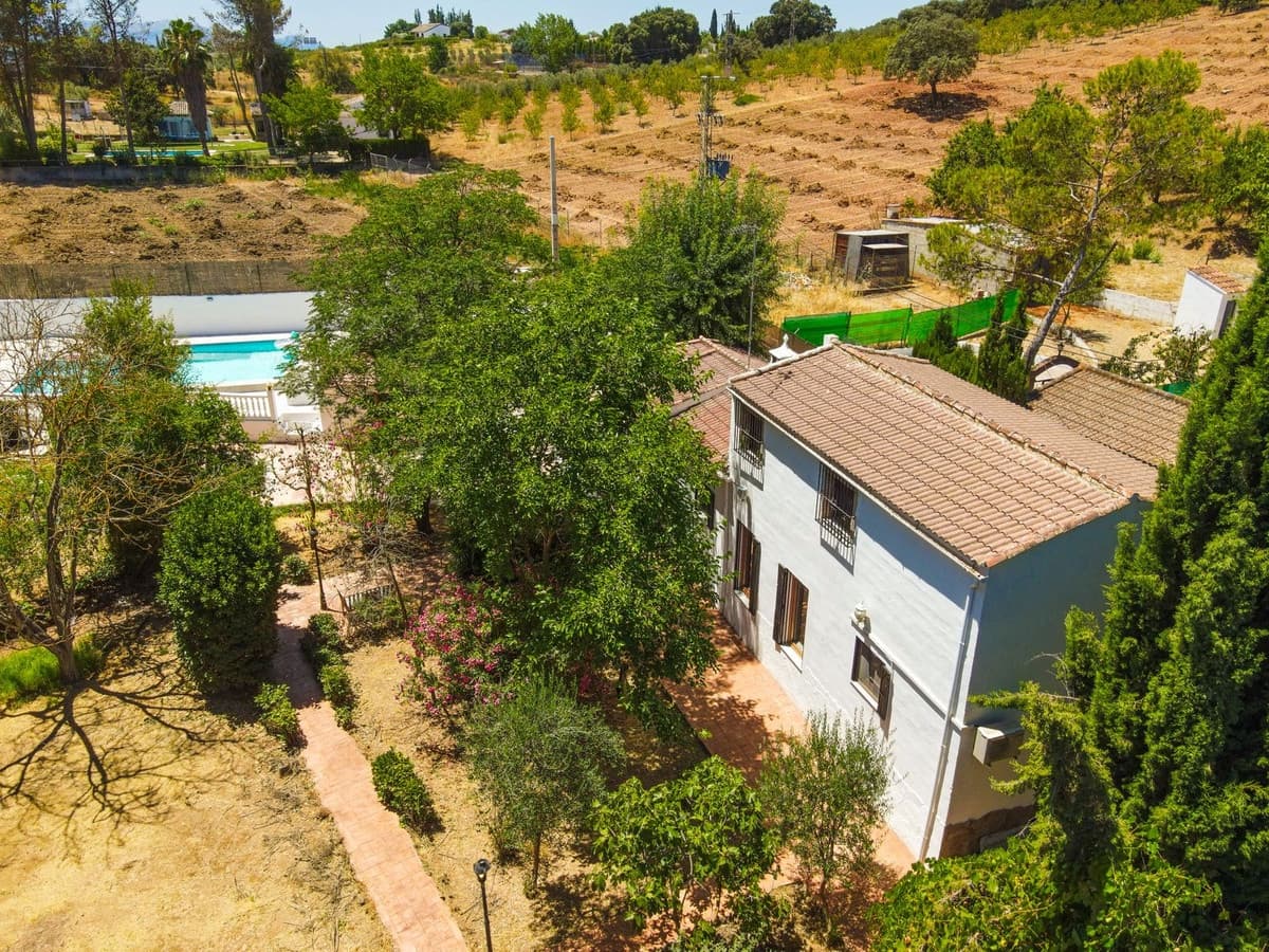 4 sypialnia Willa na sprzedaż w Archidona z basenem garażem - 390 000 € (Ref: 9961866)