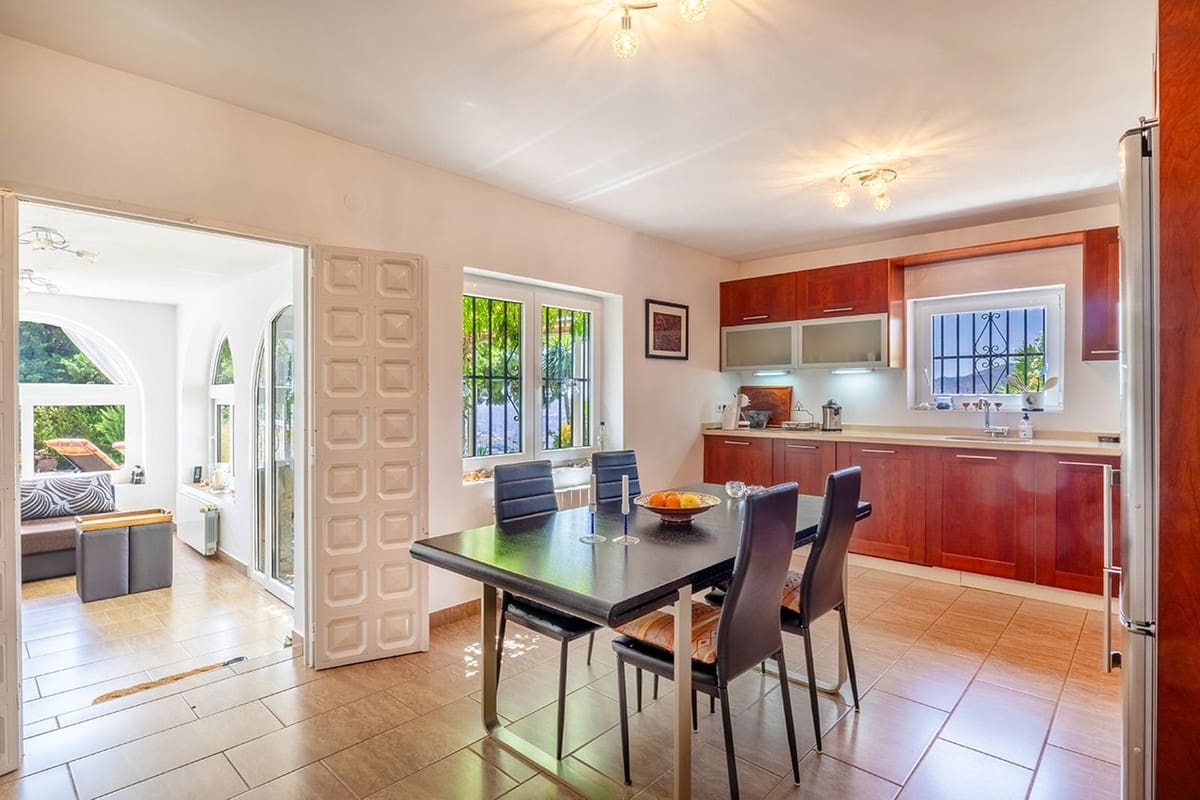 4 soverom Villa til salgs i Competa med svømmebasseng garasje - € 645 000 (Ref: 9964516)