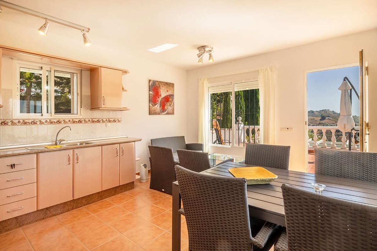 4 bedroom Villa for sale in Competa with pool garage - € 645,000 (Ref: 9964516)