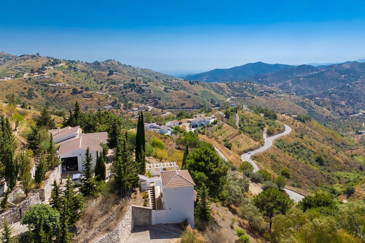 4 bedroom Villa for sale in Competa with pool garage - € 645,000 (Ref: 9964516)