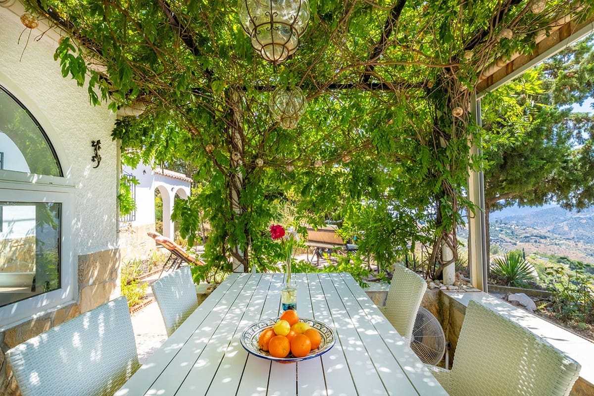 4 bedroom Villa for sale in Competa with pool garage - € 645,000 (Ref: 9964516)