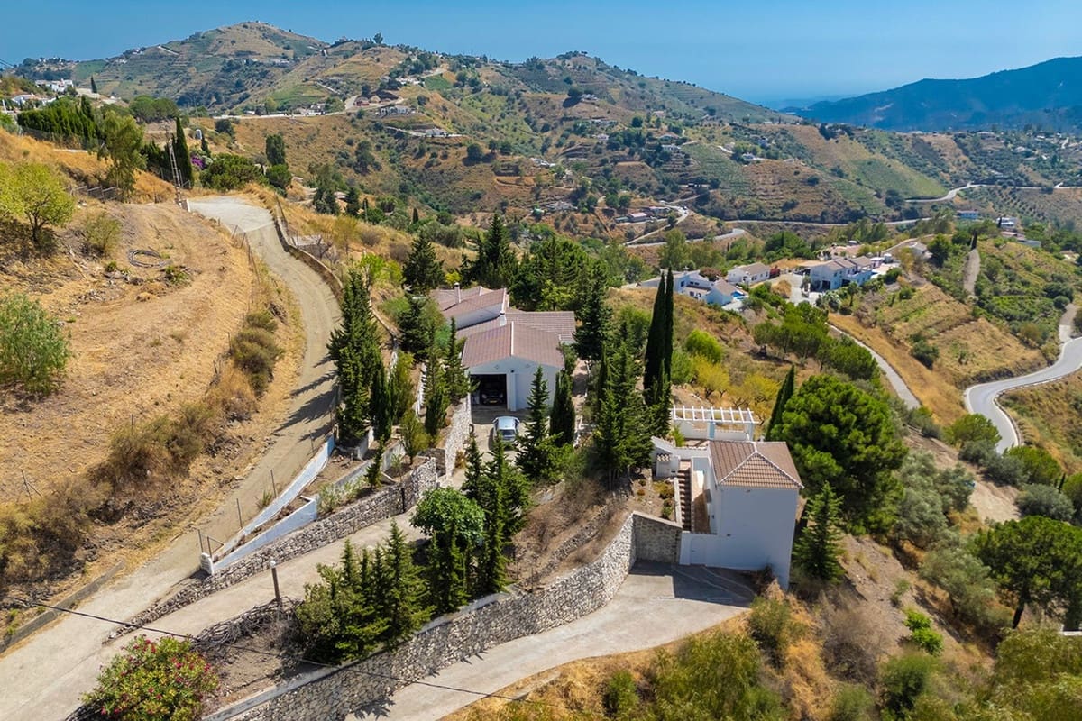 4 bedroom Villa for sale in Competa with pool garage - € 645,000 (Ref: 9964516)