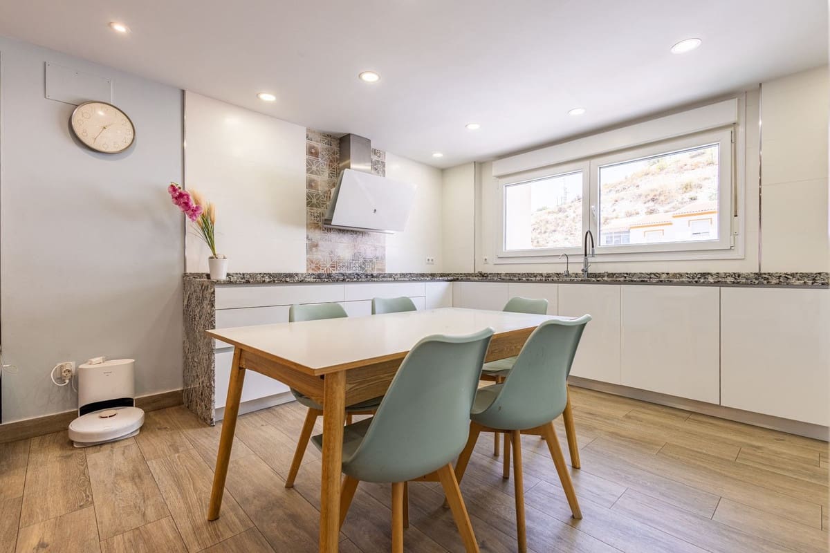 4 soveværelse Semi-Rækkehus til salg i Competa - € 445.000 (Ref: 9965884)