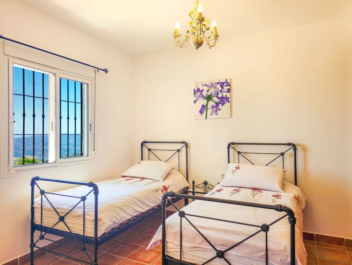 4 slaapkamer Villa te koop in Arenas met zwembad garage - € 675.000 (Ref: 9991974)