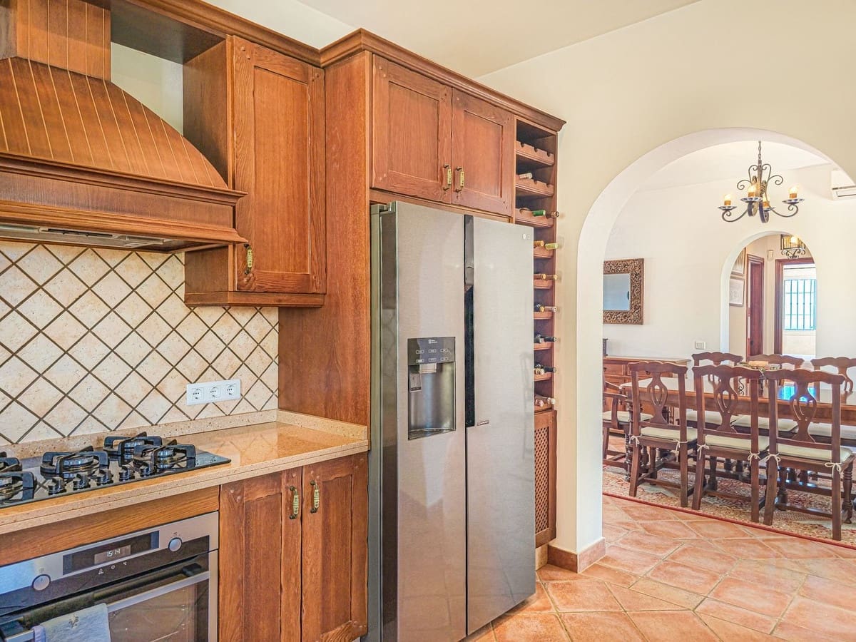 4 slaapkamer Villa te koop in Arenas met zwembad garage - € 675.000 (Ref: 9991974)