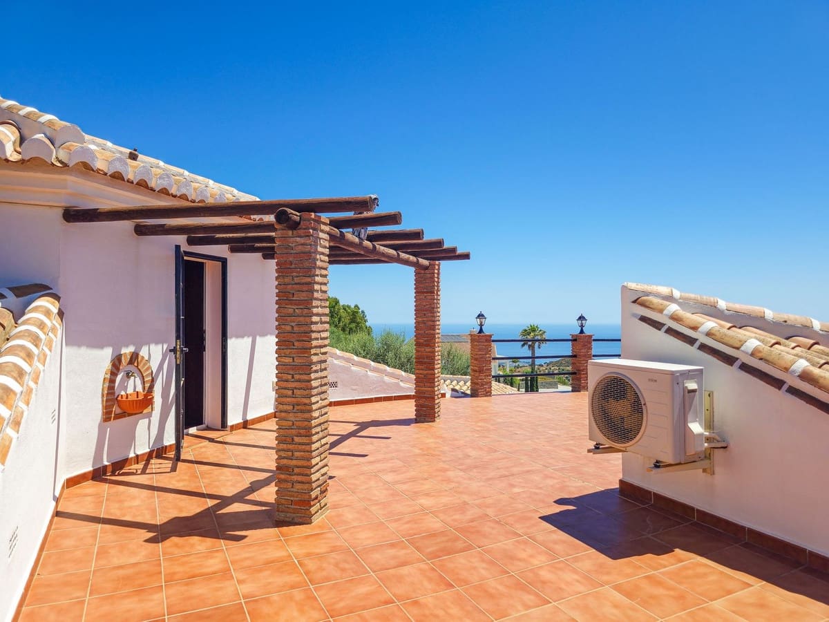4 slaapkamer Villa te koop in Arenas met zwembad garage - € 675.000 (Ref: 9991974)