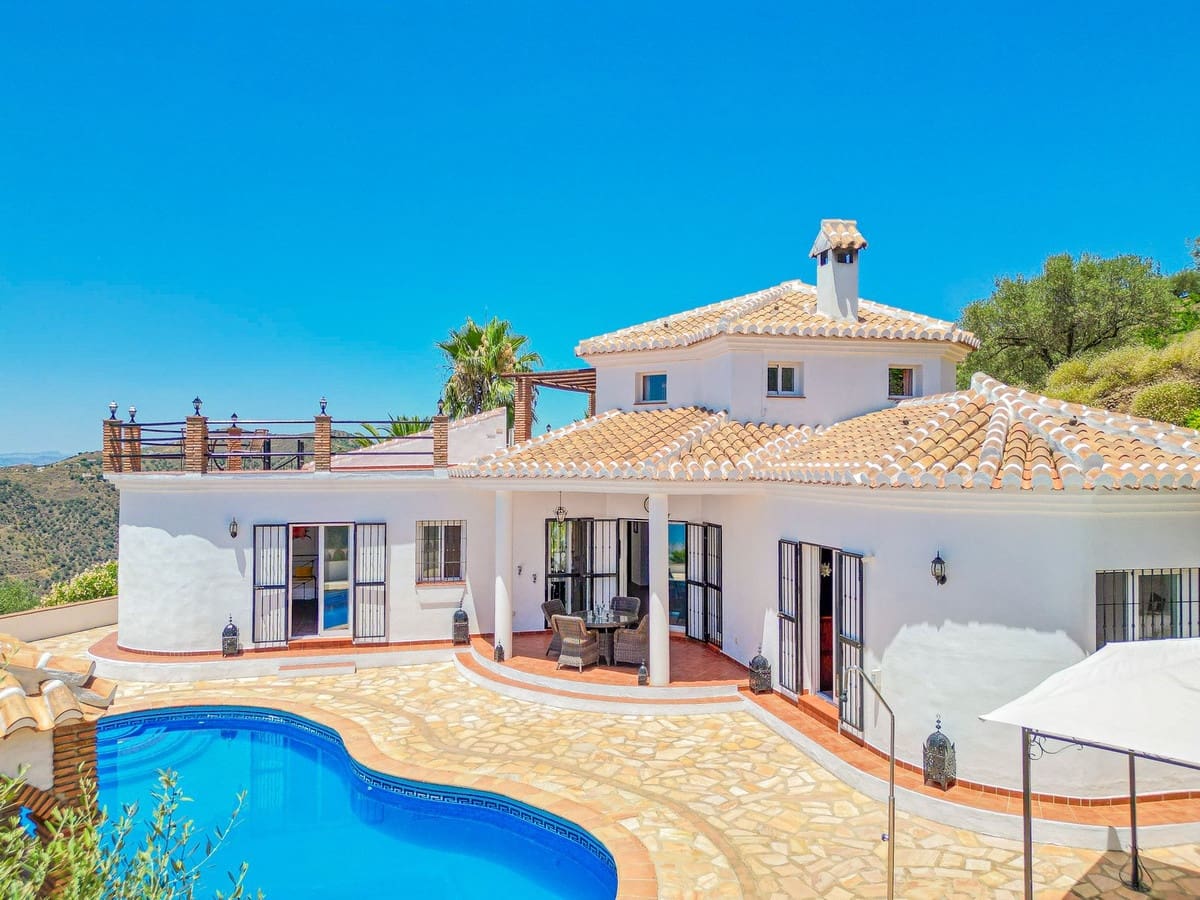 4 slaapkamer Villa te koop in Arenas met zwembad garage - € 675.000 (Ref: 9991974)