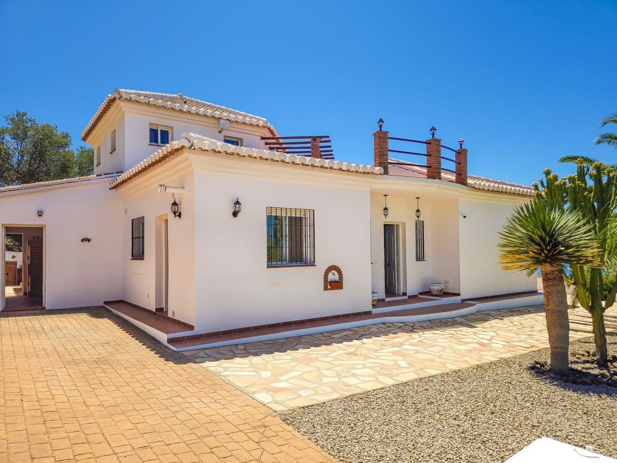 4 slaapkamer Villa te koop in Arenas met zwembad garage - € 675.000 (Ref: 9991974)