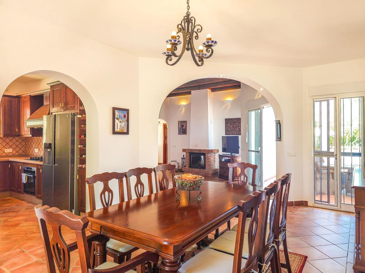 4 slaapkamer Villa te koop in Arenas met zwembad garage - € 675.000 (Ref: 9991974)