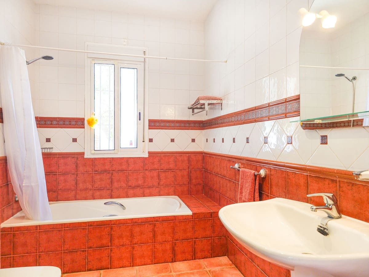 4 slaapkamer Villa te koop in Arenas met zwembad garage - € 675.000 (Ref: 9991974)