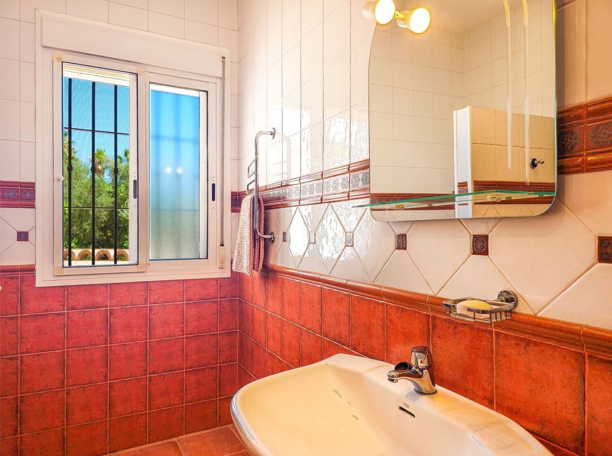 4 slaapkamer Villa te koop in Arenas met zwembad garage - € 675.000 (Ref: 9991974)