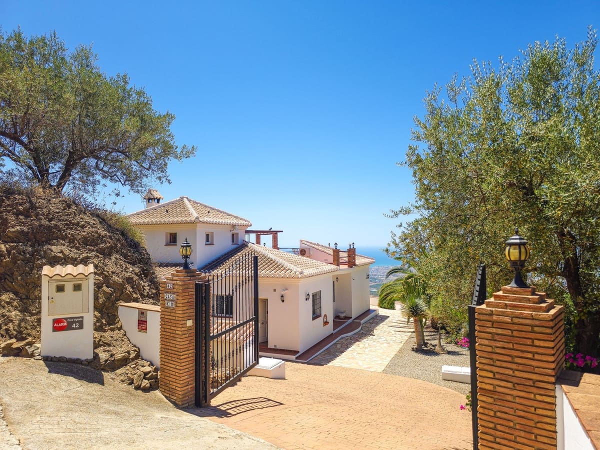 4 slaapkamer Villa te koop in Arenas met zwembad garage - € 675.000 (Ref: 9991974)