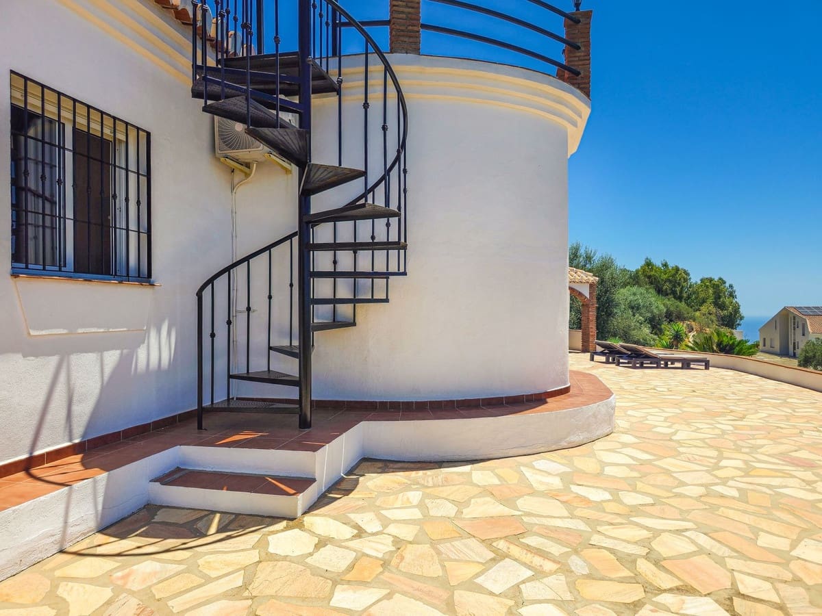 4 slaapkamer Villa te koop in Arenas met zwembad garage - € 675.000 (Ref: 9991974)