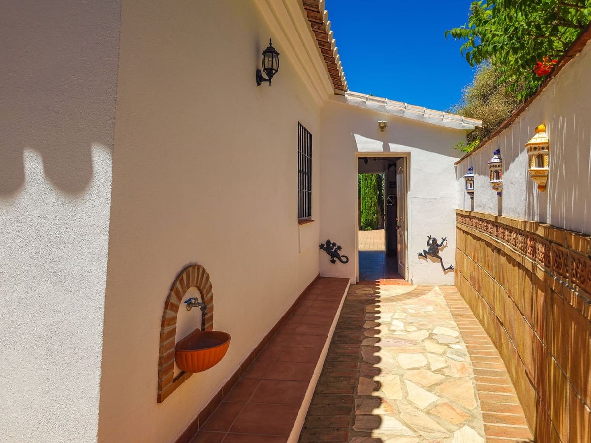 4 slaapkamer Villa te koop in Arenas met zwembad garage - € 675.000 (Ref: 9991974)