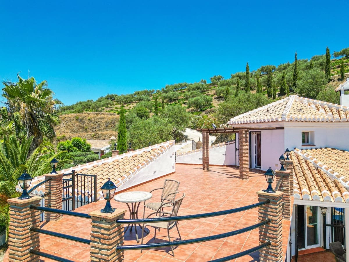 4 slaapkamer Villa te koop in Arenas met zwembad garage - € 675.000 (Ref: 9991974)