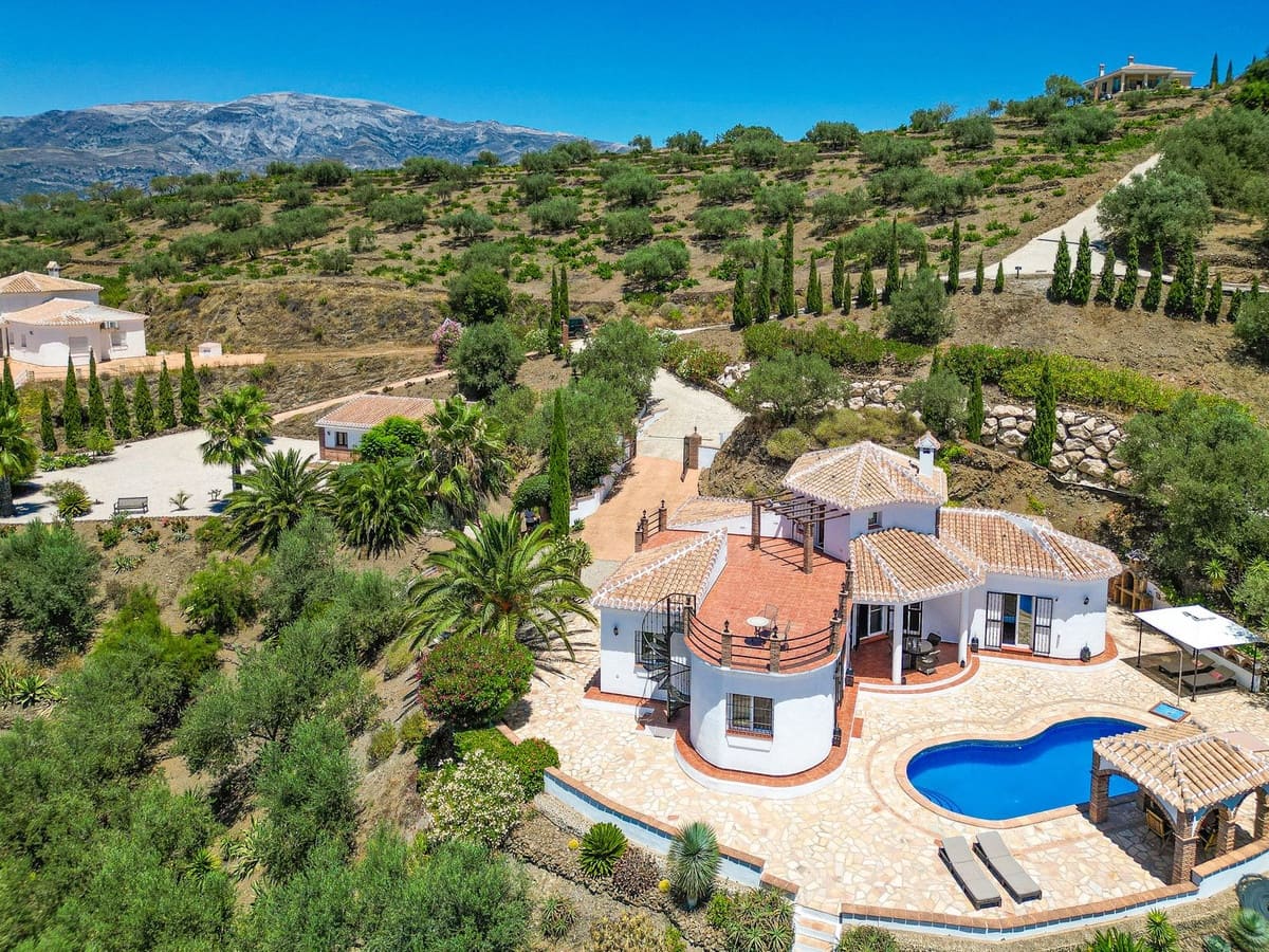 4 slaapkamer Villa te koop in Arenas met zwembad garage - € 675.000 (Ref: 9991974)