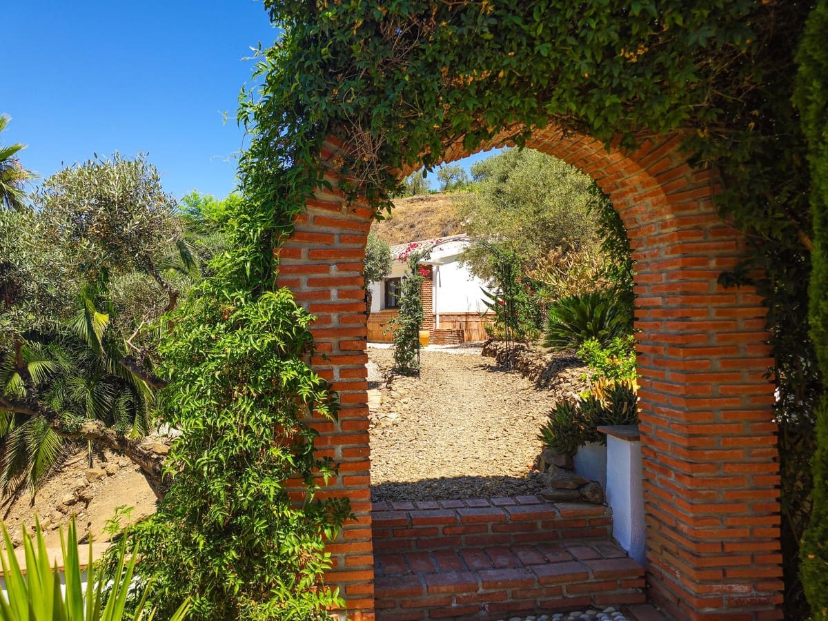 4 slaapkamer Villa te koop in Arenas met zwembad garage - € 675.000 (Ref: 9991974)