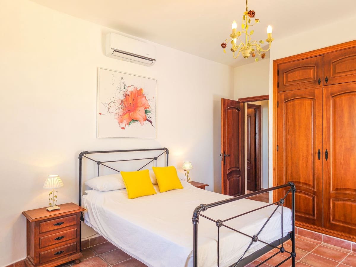 4 bedroom Villa for sale in Arenas with pool garage - € 675,000 (Ref: 9991974)