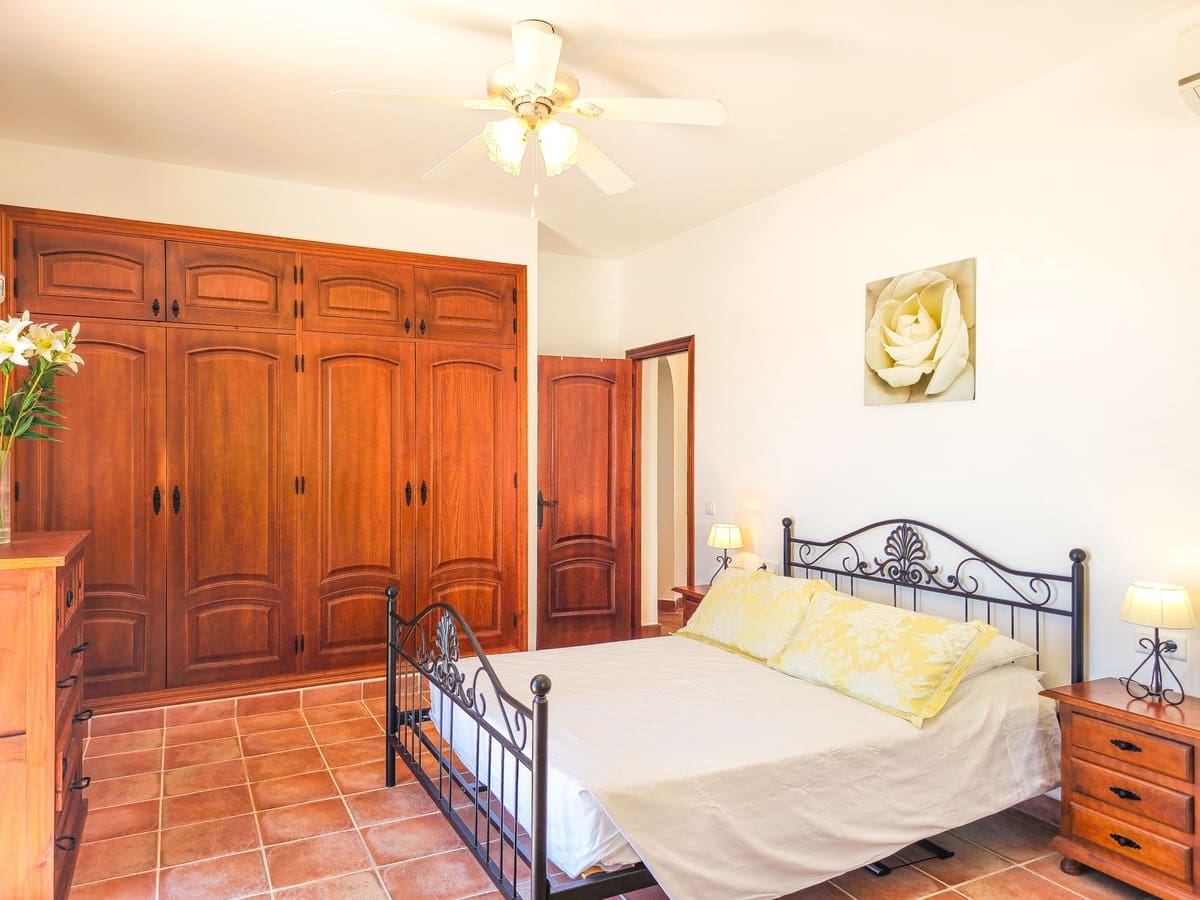 4 bedroom Villa for sale in Arenas with pool garage - € 675,000 (Ref: 9991974)