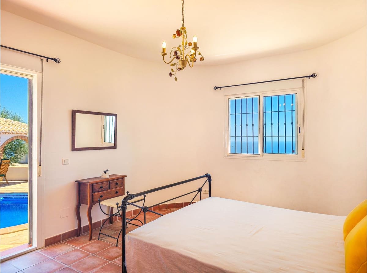 4 bedroom Villa for sale in Arenas with pool garage - € 675,000 (Ref: 9991974)