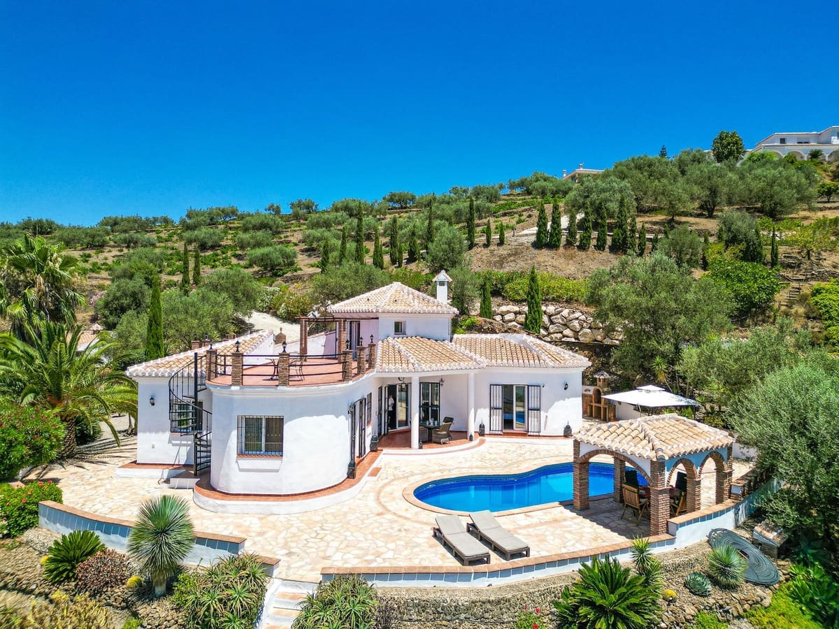 4 bedroom Villa for sale in Arenas with pool garage - € 675,000 (Ref: 9991974)