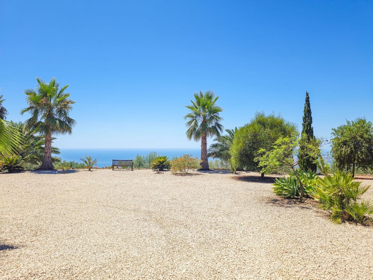 4 bedroom Villa for sale in Arenas with pool garage - € 675,000 (Ref: 9991974)
